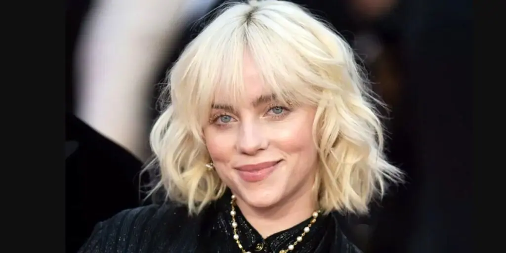 لباس‌های عجیب و غریب بیلی آیلیش در فرودگاه کره