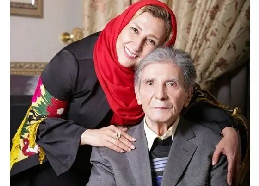 مرجانه گلچین، زیر تابلوی کوچه‌ای که به نام عمویش است/ عکس