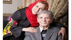 مرجانه گلچین، زیر تابلوی کوچه‌ای که به نام عمویش است/ عکس