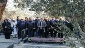 کدام هنرمندان در مراسم خاکسپاری مادر علی مصفا حضور داشتند؟ وداع با استادی که «مامان» صدایش می‌کردند
