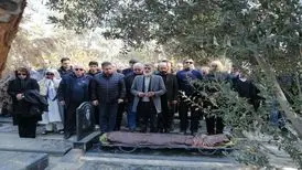 کدام هنرمندان در مراسم خاکسپاری مادر علی مصفا حضور داشتند؟ وداع با استادی که «مامان» صدایش می‌کردند
