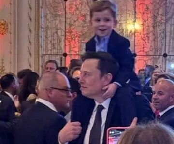 کیهان: ایلان ماسک بچه‌هایش را روی دوش خود حمل می‌کند، سلبریتی‌های ما سگ و گربه بغل می‌کنند

