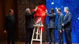 نشان قلم مقدس روزنامه نگار تراز انقلاب اسلامی رونمایی شد/وزیر فرهنگ: پس از پیروزی انقلاب روزنامه‌ها جای گروه‌ها و احزاب سیاسی را پر کرده‌اند
