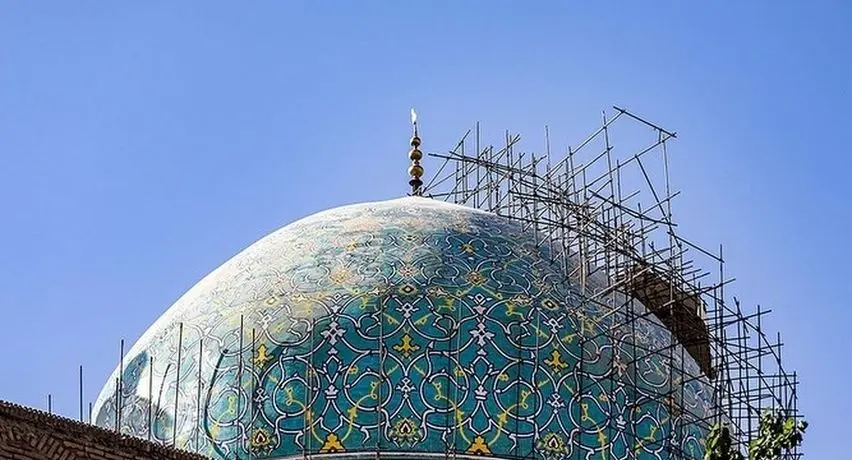 ریزش کاشی‌های مسجد امام بر اثر حمله دشمن