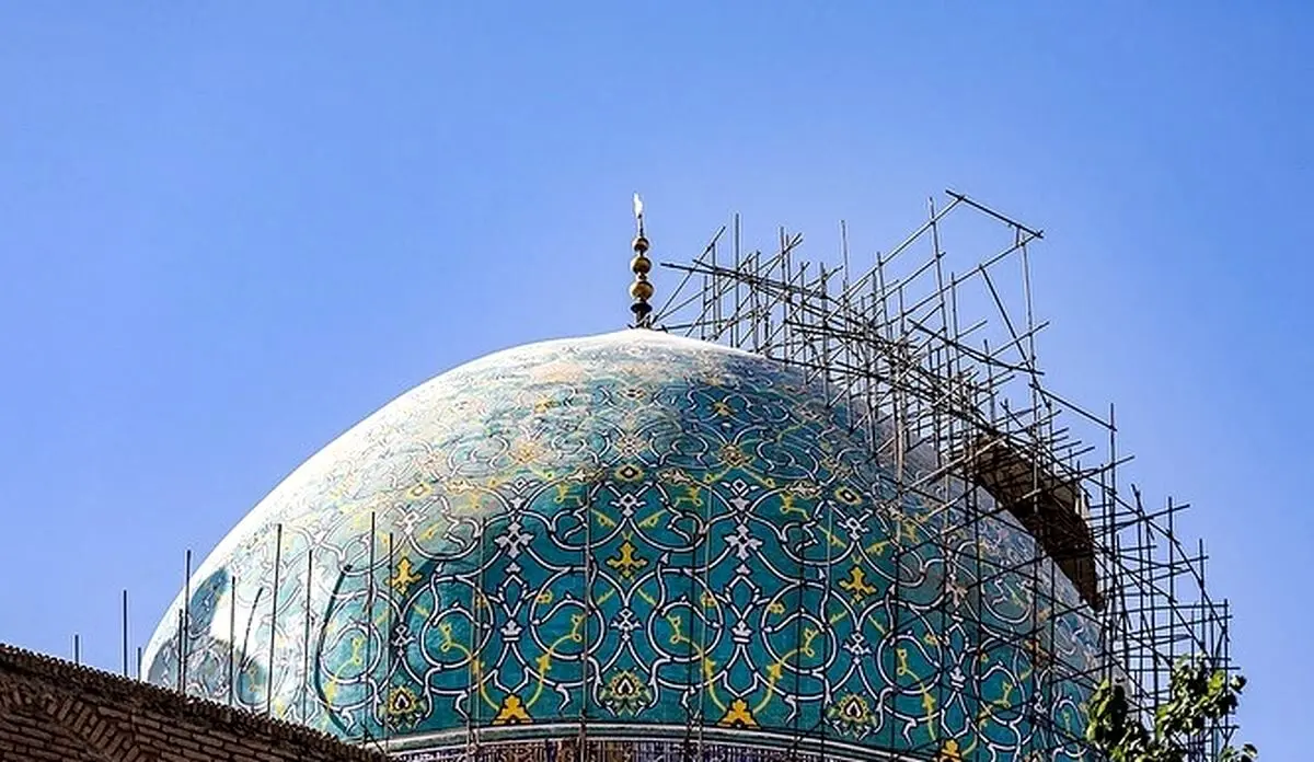 ریزش کاشی‌های مسجد امام بر اثر حمله دشمن