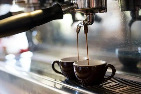 برندینگ کافه‌ها با طعم هنجارشکنی با یک فنجان قهوه
