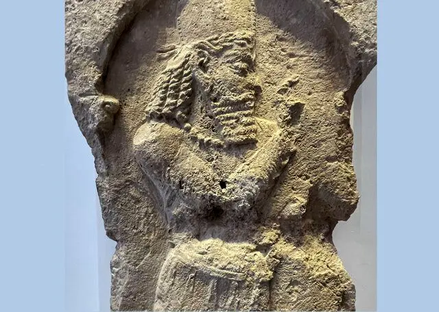 عکس‌ها و اظهارات جدید درباره سنگ نگاره توقیفی ایران در انگلیس
