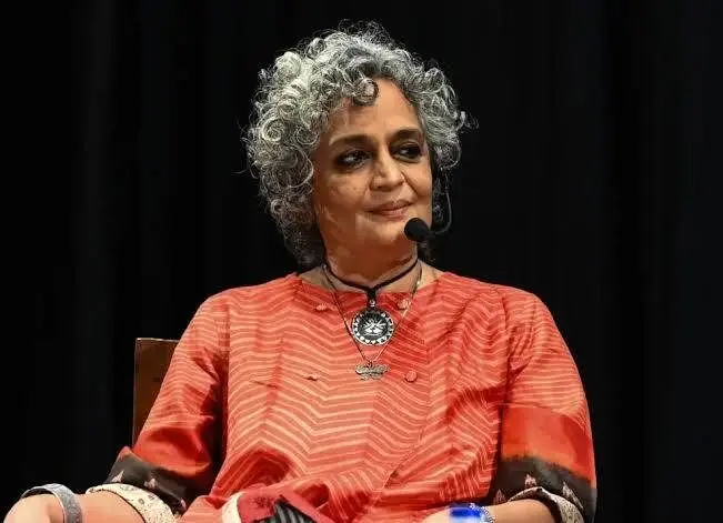 نویسنده مشهور هندی با مردم ایران همراهی کرد/ ایرانیان واقعا شجاع‌اند، ما ولی فقط در فیلم‌ها