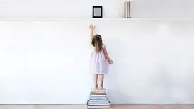 ما کوتوله هایی هستیم که بر شانه غول ها ایستاده‌ایم
