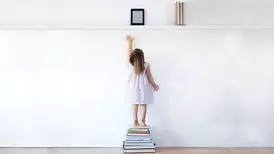 ما کوتوله هایی هستیم که بر شانه غول ها ایستاده‌ایم
