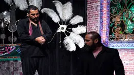 تماشاخانه سنگلج درگیر در یک مثلت عاشقانه می‌شود/عکس