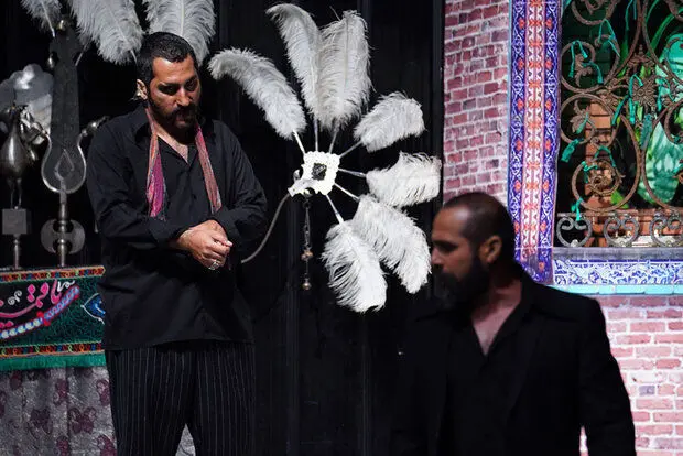 تماشاخانه سنگلج درگیر در یک مثلت عاشقانه می‌شود/عکس