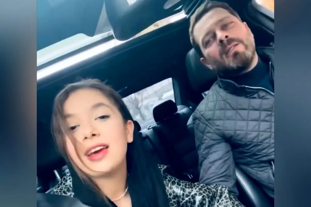 همخوانی عاشقانه پژمان بازغی و دخترش نفس داخل ماشین/ ویدئو