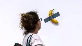 واکنش خالق «موز ۶.۲ میلیون دلاری» به قیمت فروش اثرش/ این بازار است که تصمیم گرفته یک موز چسبیده به دیوار را این‌قدر جدی بگیرد
