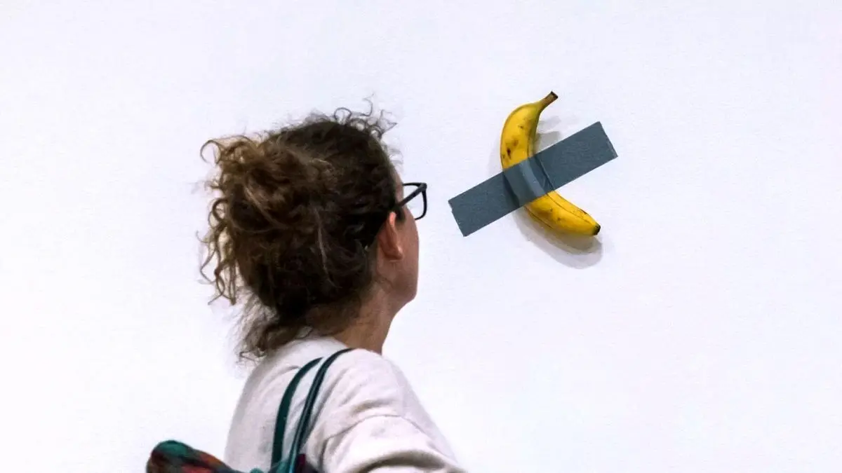 واکنش خالق «موز ۶.۲ میلیون دلاری» به قیمت فروش اثرش/ این بازار است که تصمیم گرفته یک موز چسبیده به دیوار را این‌قدر جدی بگیرد
