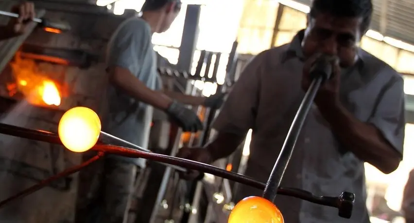 هنر دمیدن روح در کالبد شیشه در کارگاه‌های ورامین