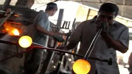 هنر دمیدن روح در کالبد شیشه در کارگاه‌های ورامین