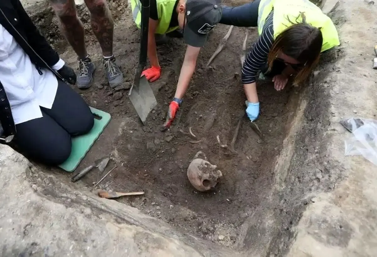 شوالیه ۷۰۰ ساله زیر یک بستنی‌فروشی قدیمی!