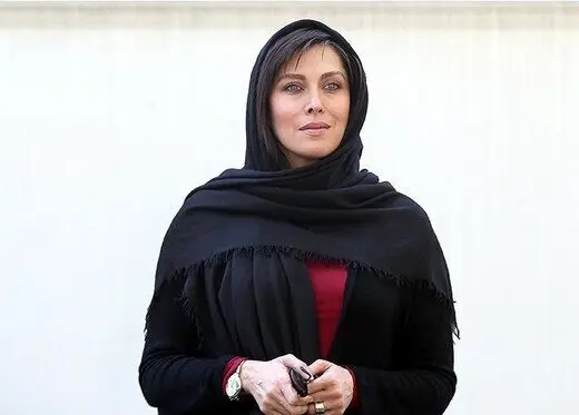 مهتاب کرامتی روی تخت در حال اهدای خون / عکس