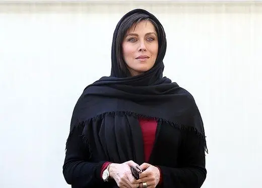 مهتاب کرامتی روی تخت در حال اهدای خون / عکس