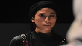 فاصله گرفتنِ بازیگرِ زن از حالت انسانی و حرکت به سمت فیگور حیوانی/ عکس