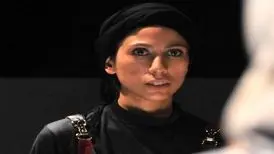 فاصله گرفتنِ بازیگرِ زن از حالت انسانی و حرکت به سمت فیگور حیوانی/ عکس