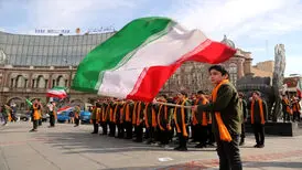 اجرای سرودهای خاطره‌انگیز انقلاب در میدان‌های تهران
