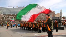 اجرای سرودهای خاطره‌انگیز انقلاب در میدان‌های تهران
