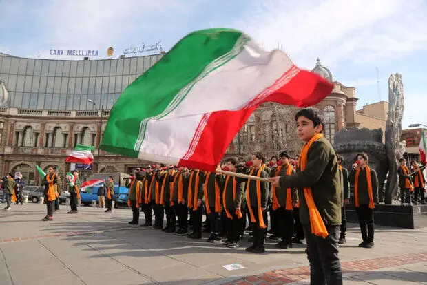 اجرای سرودهای خاطره‌انگیز انقلاب در میدان‌های تهران
