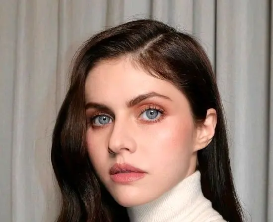 عکس الکساندرا داداریو بازیگر چشم آبی هالیوود با حلقه نامزدی‌اش