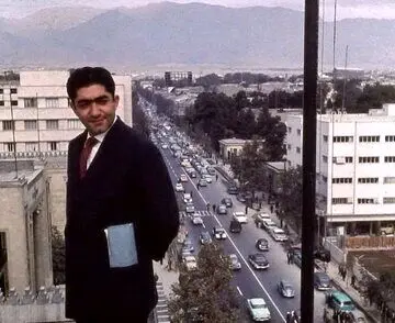 عزت الله انتظامی سال ۱۳۳۷روی پشت بام/ عکس

