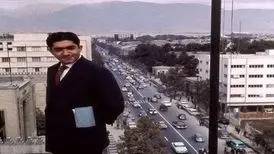 عزت الله انتظامی سال ۱۳۳۷روی پشت بام/ عکس

