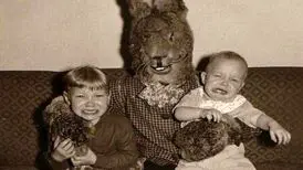 تصاویر | وحشت کودکان قرن بیستم از این خرگوش‌های غول‌پیکر | این عکس‌ها به کابوس‌هایتان راه پیدا خواهند کرد!