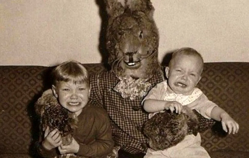 تصاویر | وحشت کودکان قرن بیستم از این خرگوش‌های غول‌پیکر | این عکس‌ها به کابوس‌هایتان راه پیدا خواهند کرد!