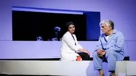 دراماتیزه کردن یک ذهن از هم گسیخته/ نگاهی به نمایش «پدر» به کارگردانی آروند دشت‌آرای
