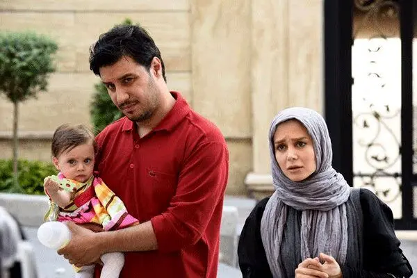 دیدار دوباره جواد عزتی و بچه سریال دردسرهای عظیم در آغوش مادر واقعیش‎ / ویدئو