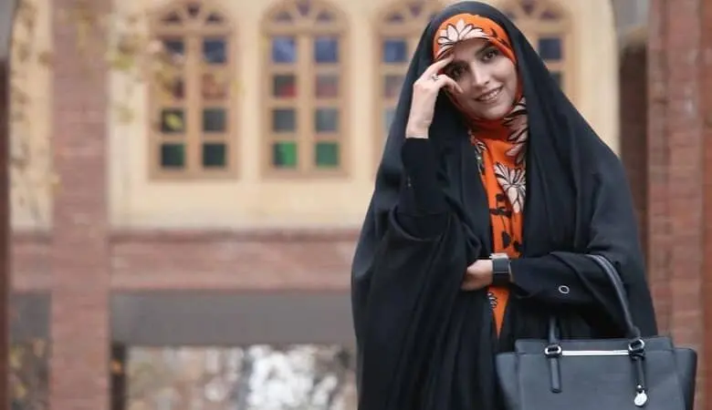 پیامک کشف حجاب برای خانم مجری با چادر و ساق دست!