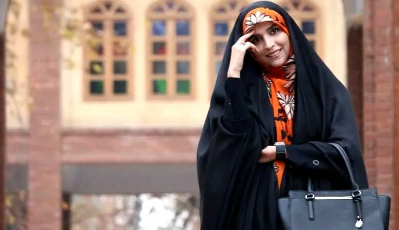 پیامک کشف حجاب برای خانم مجری با چادر و ساق دست!