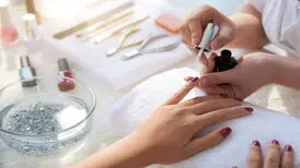 درآمد میلیونی برای چسباندن سم روی ناخن!
