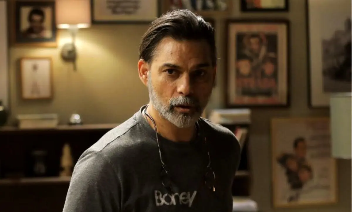 تصویری صمیمی از پیمان معادی با معلم مدرسه
