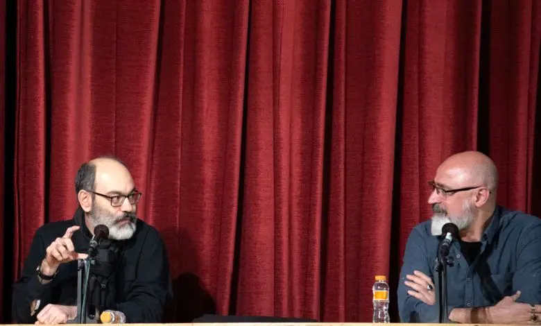 فیلم تئاتر «روز رستاخیز»؛ بازخوانی همکاری فرهاد مهندس‌پور و محمد چرم شیر با استفاده از ادبیات داستانی در تئاتر
