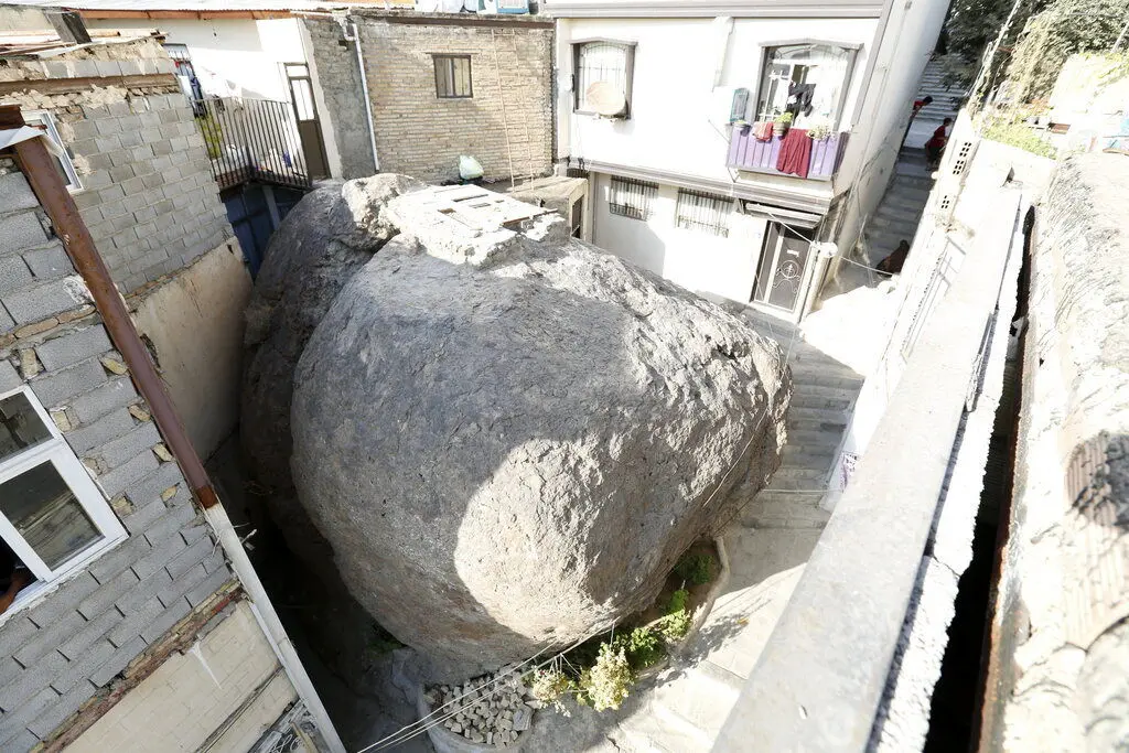 سنگی عجیب در وسط خانه‌های گلابدره