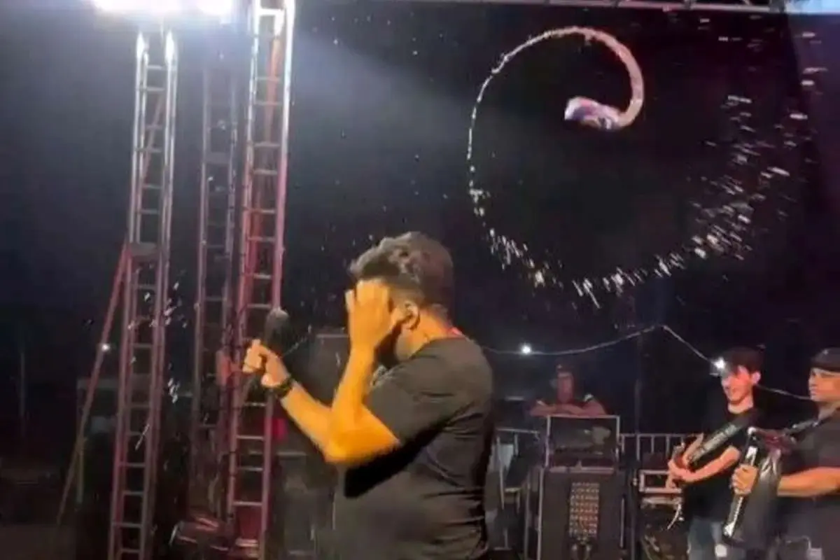 پرتاب قوطی نوشیدنی، صورت خواننده را در کنسرت خونین کرد