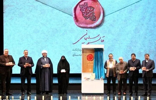 پرواز همای برای «حاج قاسم» خواند/ رونمایی از آلبوم «سربازنامه»
