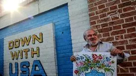 طراح پوستر بزرگان سینمای ایران در مترو دستفروشی می‌کند