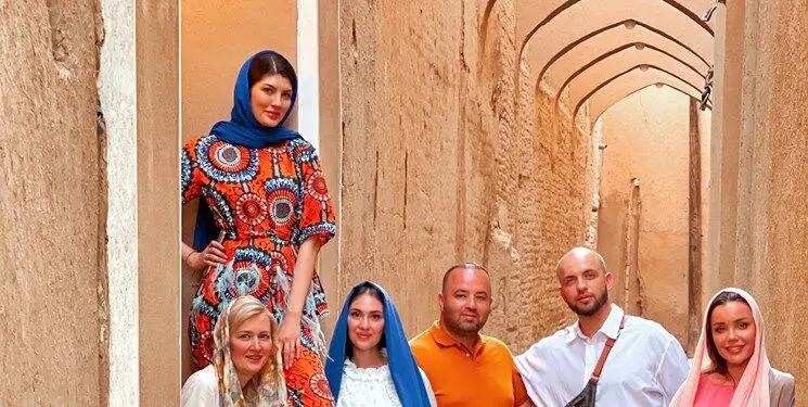 زن روس که 300 سلبریتی را به ایران آورد/ توریست‌ها هم عاشق حجاب می‌شوند+عکس