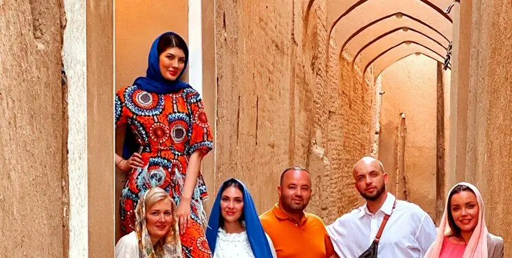 زن روس که 300 سلبریتی را به ایران آورد/ توریست‌ها هم عاشق حجاب می‌شوند+عکس