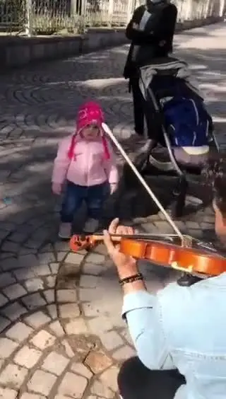 علاقه عجیب کودک ایرانی به موسیقی خیابانی/ ویدئو