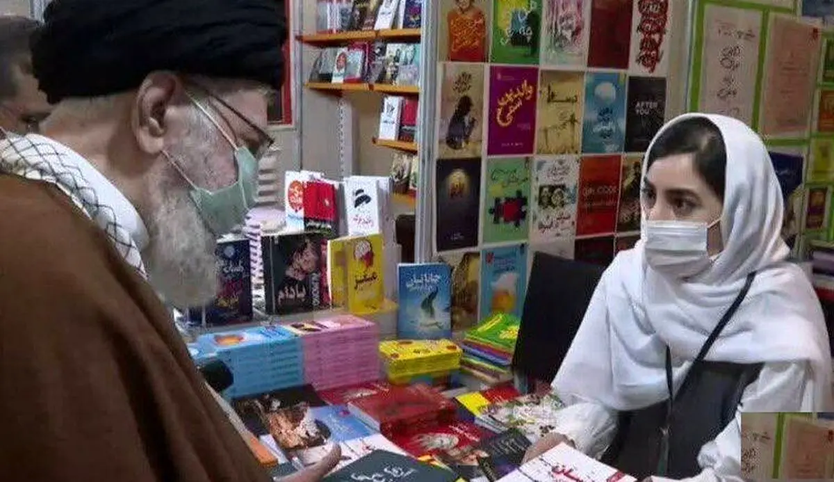 مصاحبه با دختری که با پوشش متفاوت از رهبر انقلاب در غرفه‌اش استقبال کرد/ هیچ گونه صحبتی درباره پوشش و حجاب من نشد/ ویدئو
