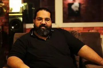 رضا صادقی در دهه ۶۰ سر صف مدرسه در حال تلاوت قرآن/عکس